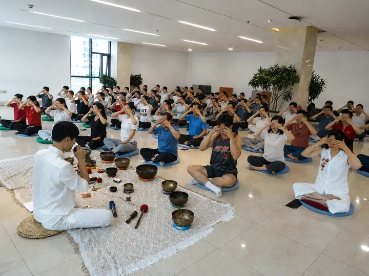 Lớp học đông học viên