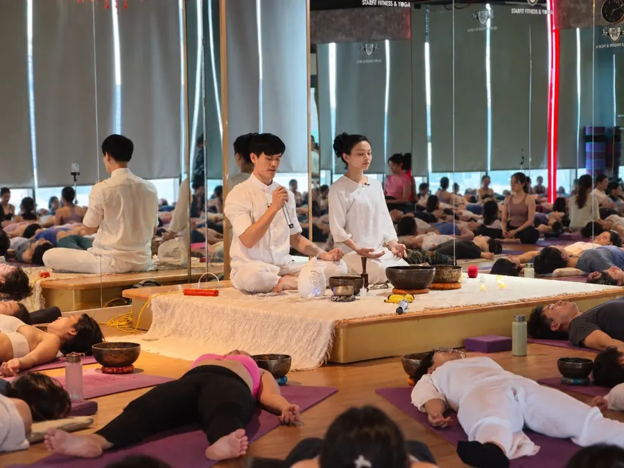 Nguyễn Đức Trung và cô Thắm dẫn buổi thiền thư giãn cho lớp đông học viên